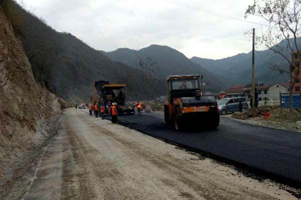 全线采用二级公路技术标准,平曲线最小半径60m,最大纵坡8%,设计速